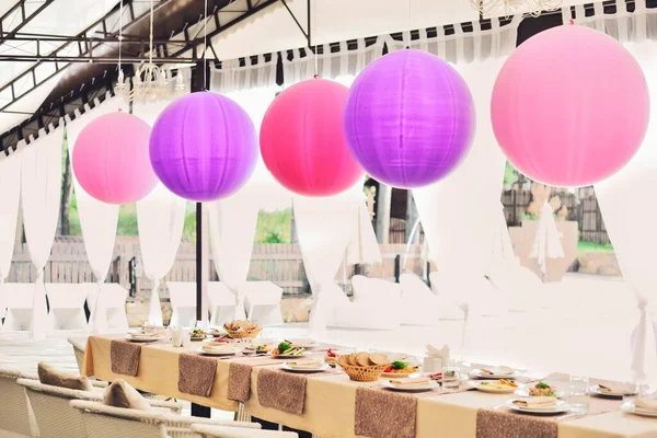 Una Mesa Restaurante Esperando Invitados Globos Rosados Gigantes —  Fotos de Stock