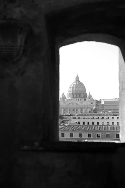 ローマ イタリア 2012年2月24日 壁の上の窓 サンタンジェロ城からサンピエトロ大聖堂のドームを見る — ストック写真