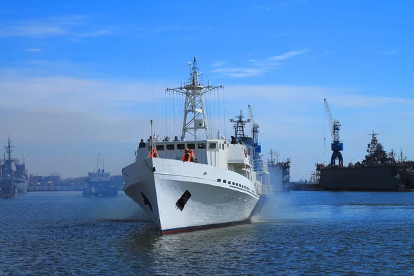 A embarcação branca se move no canal na cidade de Baltiysk — Fotografia de Stock