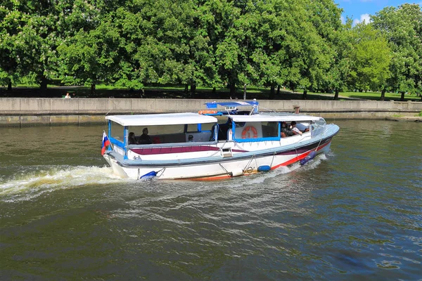 El barco de excursión en el río — Foto de Stock