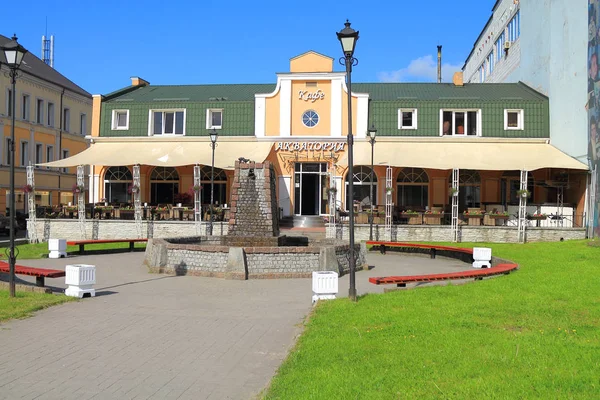 O café Akvatorija na rua Lenin em Chernyakhovsk — Fotografia de Stock