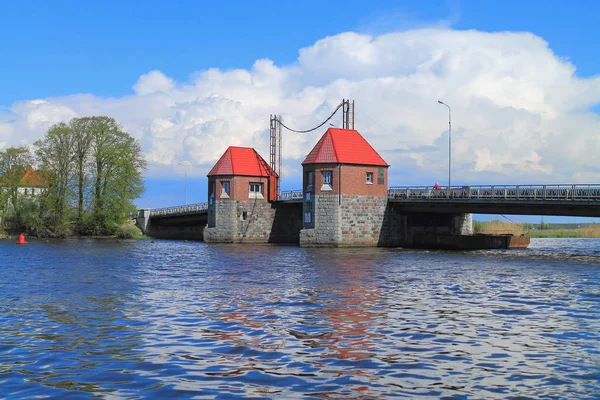 Le pont mobile "Aigle" à travers la rivière Deyma — Photo