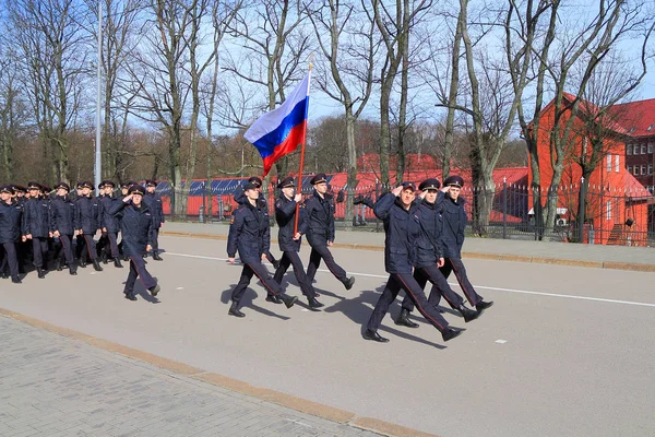Oficiales de policía saludan pasar un paso ceremonial con bandera nacional —  Fotos de Stock