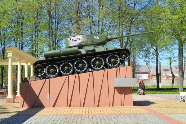 The T-34 tank on a high pedestal, a memorial complex on a mass grave of the Soviet soldiers — Stock Photo, Image