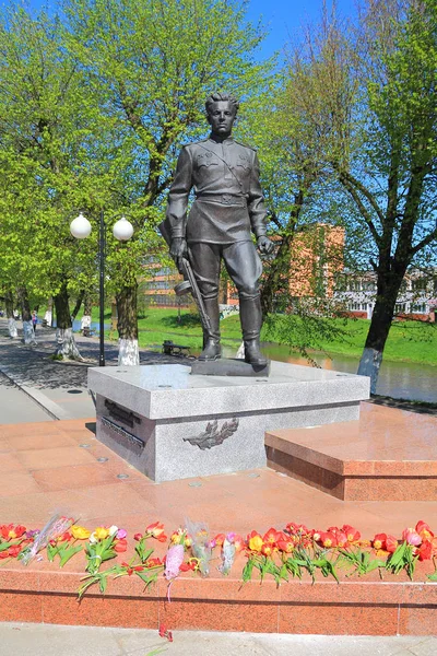 Monumento di bronzo all'Eroe del capitano di Unione Sovietica Gusev Sergey Ivanovich — Foto Stock