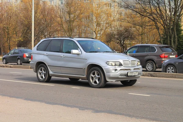 Der silberfarbene deutsche Mittelklasse-Crossover bmw x5 — Stockfoto