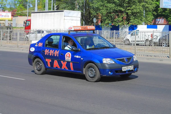 Мотор кабіни Cobra, синій автомобіль марки Dacia — стокове фото