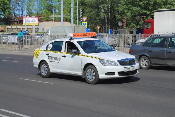 Білий таксі Skoda бренду на дорозі — стокове фото