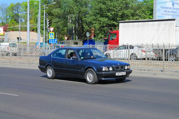 O carro preto BMW Série 5 na estrada — Fotografia de Stock