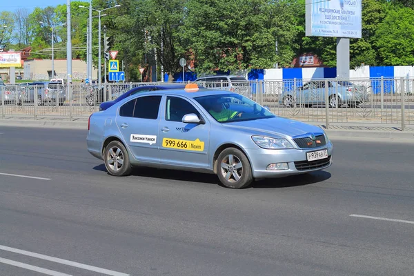 马克西姆出租车的道路上，汽车品牌斯柯达金属色 — 图库照片