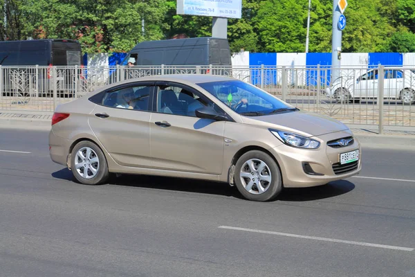 Автомобиль Hyundai Solaris седан цвета бежевый металлик — стоковое фото