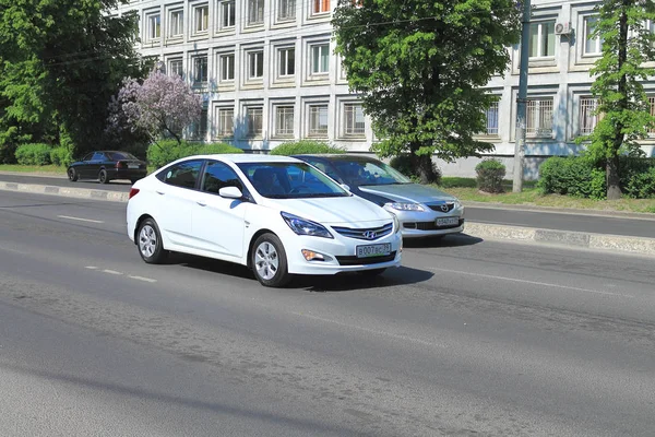 Das weiße südkoreanische Hyundai solaris car — Stockfoto