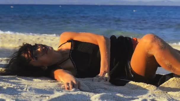 Joven Guapo Morena Mujer Seductora Agradable Rodando Largo Arena Playa — Vídeo de stock