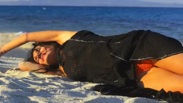 Молода Красива Брюнетка Жінка Спокуслива Приємно Котиться Вздовж Піску Пляжі — стокове відео