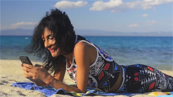 Joven Guapo Morena Mujer Acostada Una Playa Arena Escribiendo Mensajes — Vídeo de stock