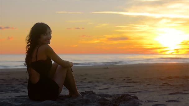 Giovane Bello Bruna Donna Seduta Rilassata Sulla Spiaggia Ridendo Delicatamente — Video Stock