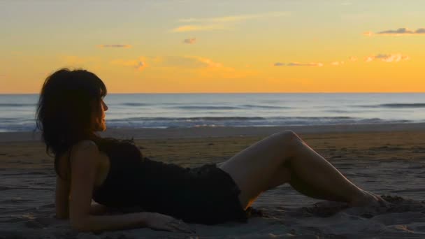 Joven Guapo Morena Mujer Seduciendo Rodando Agradablemente Largo Arena Playa — Vídeo de stock