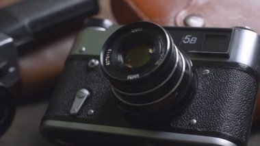 Yakın mesafeden eski ve süper 8 kameranın panoramik görüntüsü.