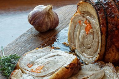 Sebze ve sarımsak ile kavrulmuş domuz eti rulo dolması