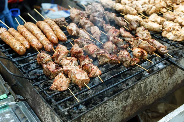 Kavrulmuş et kebabı sıcak mangal, iyi aperatif açık piknik