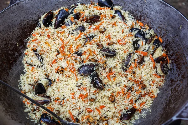 Bir kazan, açık midye çanağı ile pilav pişirme