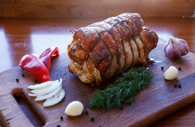 Sebze ve sarımsak ile kavrulmuş domuz eti rulo dolması