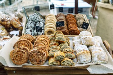 Çeşitli ev yapımı ceviz rulo pasta masaya