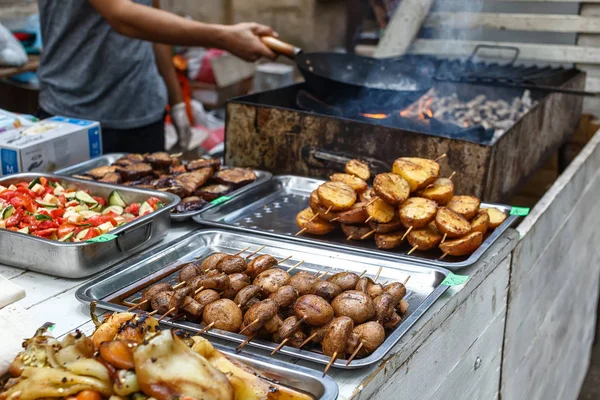Catering mat buffé, sallad, grillad svamp och potatis — Stockfoto