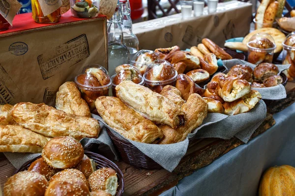 Freshly baked sweet buns or bread rolls at the market — Stock Photo, Image