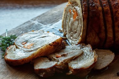 Sebze ahşap tahta üzerinde kavrulmuş domuz eti rulo dolması