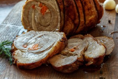 Sebze ahşap tahta üzerinde kavrulmuş domuz eti rulo dolması