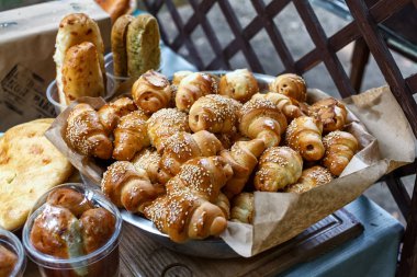 Markette taze pişmiş tatlı çörekler ya da ekmek rulo