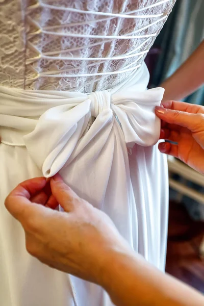 Annesi kızının düğünü için giyinmek yardımcı. — Stok fotoğraf