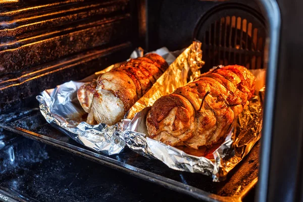 Sebze ve sarımsak ile kavrulmuş domuz eti rulo dolması — Stok fotoğraf