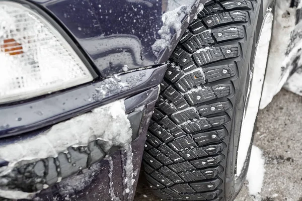 Yeni araba Titus lastikleri kış koruyucusu