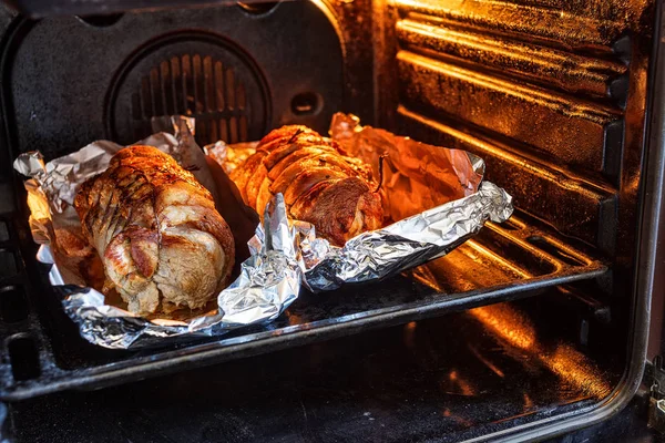 Sebze ve sarımsak ile kavrulmuş domuz eti rulo dolması