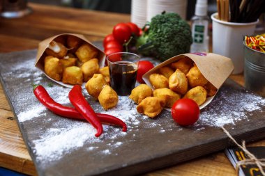 Ekmekli Patates kroket üzerinde ahşap masa yakın