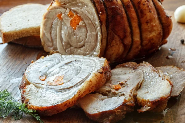 Sebze ve sarımsak ile kavrulmuş domuz eti rulo dolması