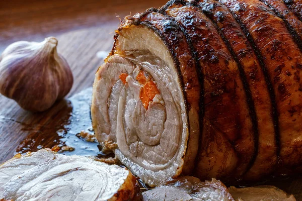 Geroosterde varkensvlees roll gevuld met groenten en knoflook Stockafbeelding