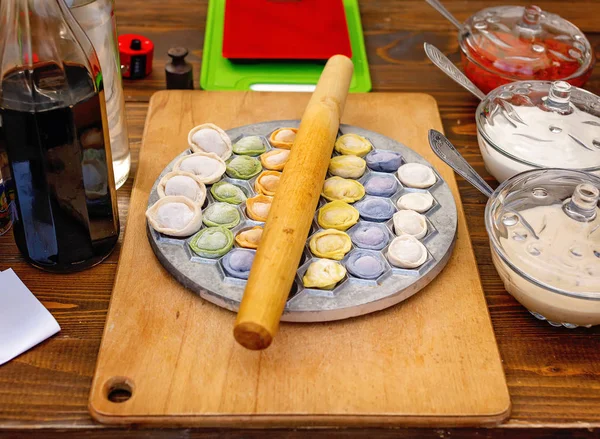 Meat dumplings russian pelmeni on wooden background — Stock Photo, Image