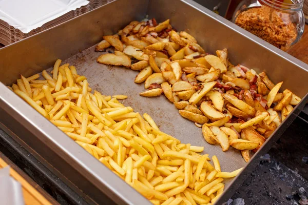 Стальной контейнер с жареным картофелем, картофель фри — стоковое фото