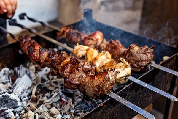 Churrasco assado carne kebab quente grill, bom lanche piquenique ao ar livre — Fotografia de Stock