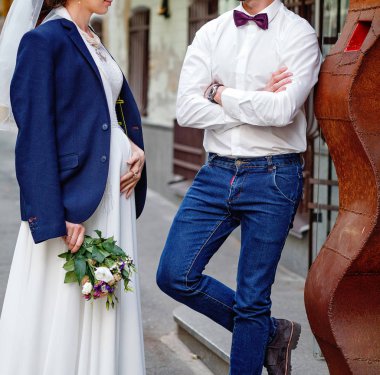 Gelin ve damat onların düğün günü açık havada. Düğün gelin el buketi