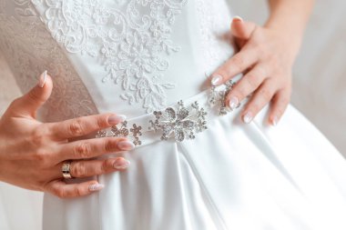 Gelin Gelinlik dekore edilmiş bir kemer ile koyarak