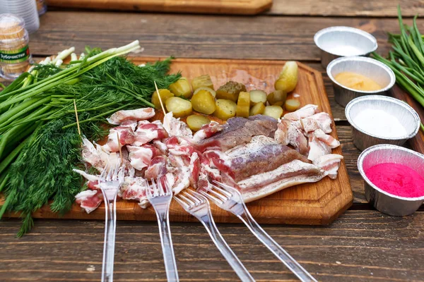 Salobre de cerdo salado con cebolla en una tabla de madera — Foto de Stock