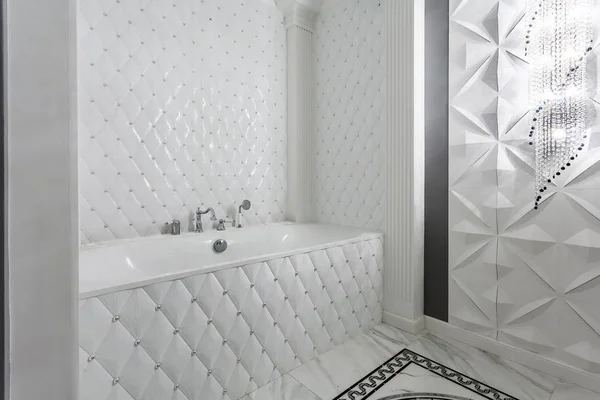 Klasszikus fürdőszoba minimalista, fehér és szürke belső kialakítás — Stock Fotó