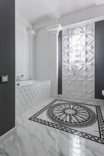 Классическая ванная комната с минималистичным белым и серым дизайном интерьера — стоковое фото