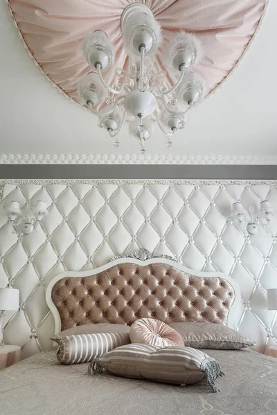 Интерьер спальни классического стиля в роскошном доме — стоковое фото
