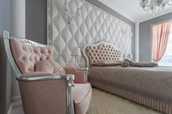 Интерьер спальни классического стиля в роскошном доме — стоковое фото