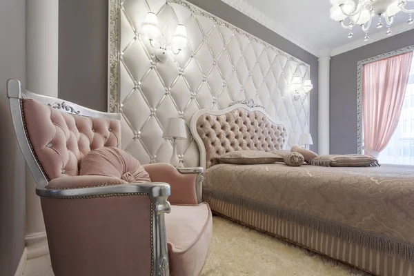 Innenausstattung eines klassischen Schlafzimmers in einem Luxushaus — Stockfoto